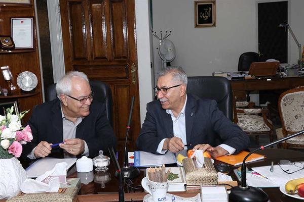 مراسم تقدیر از شرکت کنندگان میزگرد، آقایان مکرمی و نظری