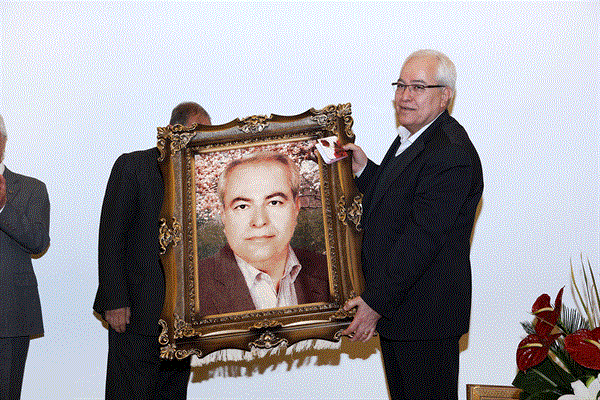 اهدای یادبود دکتر نظری