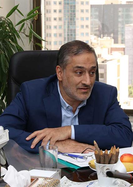 مراسم تقدیر از شرکت کنندگان میزگرد، آقای نادریان