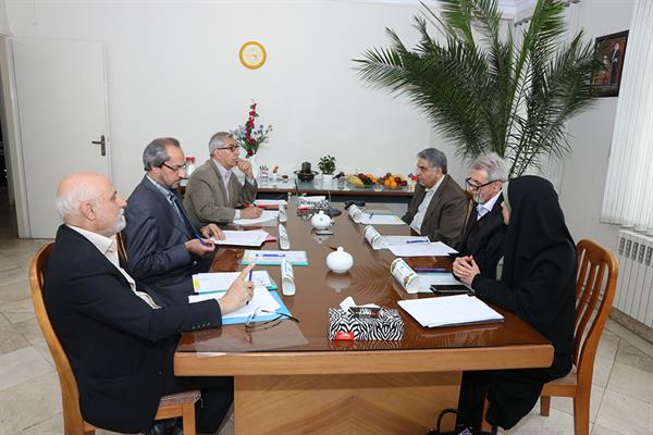 میزگرد: آقایان اسکندربیاتی، حاجیان، مکرمی، مشیرزاده، شمس احمدی و خانم دکتر مداحی، نشریه 94