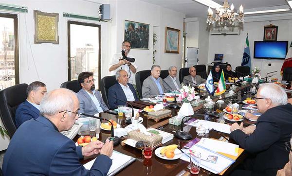 مراسم تقدیر از شرکت کنندگان میزگرد